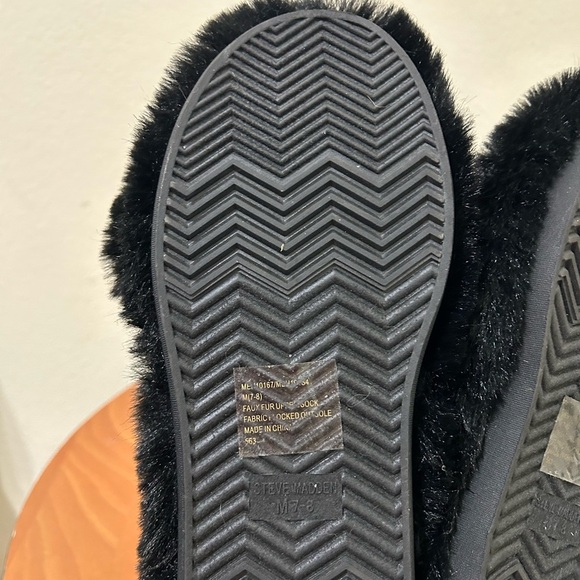 NEW Steve Madden Women's Faux Fur Criss Cross Slippers Black Size 7-8 Slip On - Picture 8 of 8